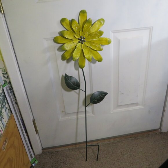 Yellow Flower Metal Yard Decor Stake all metal (no moving parts) - Picture 1 of 13